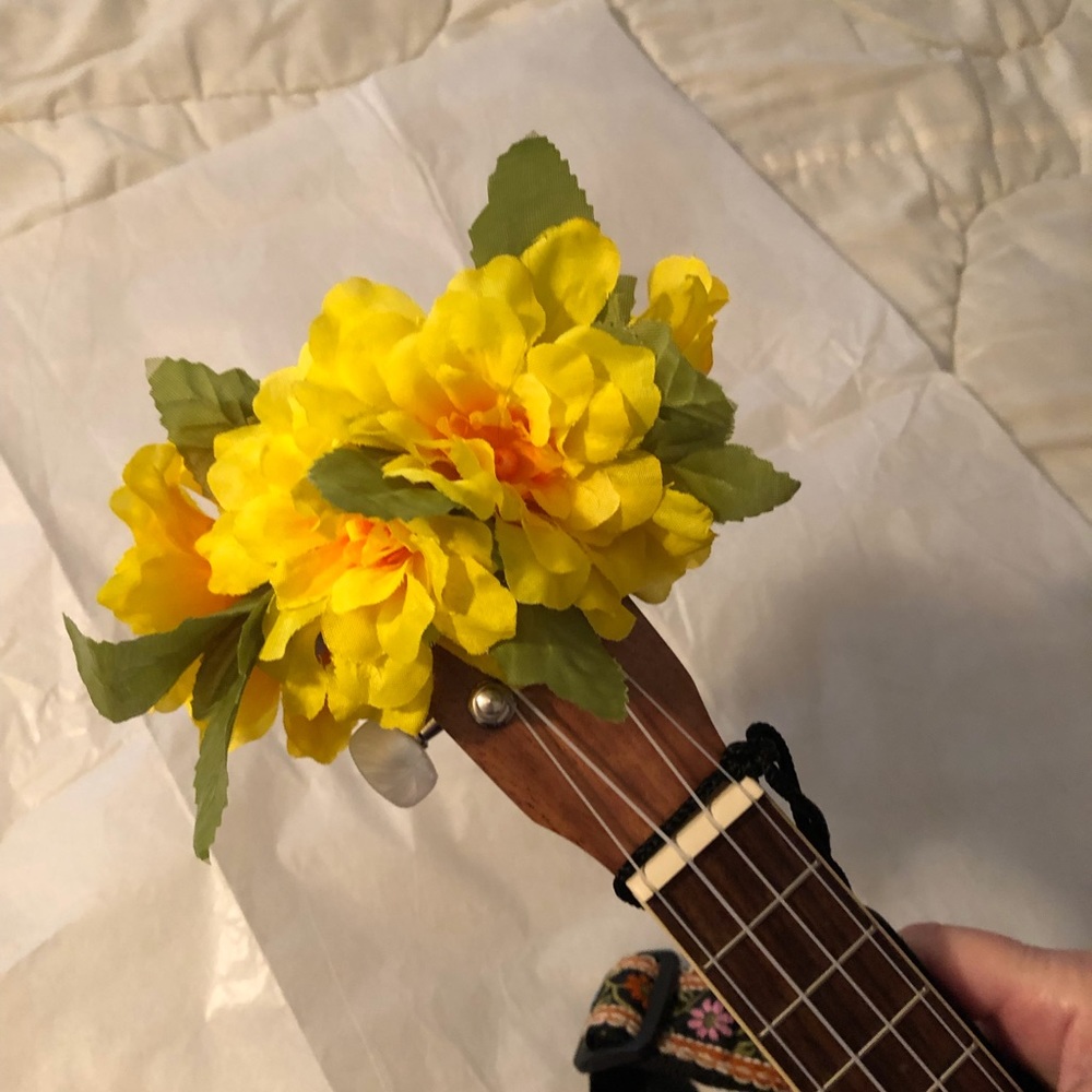 Lei,  Yellow Ukulele Silk Flower Lei. New by nancyb